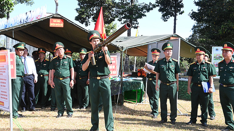 Đại biểu tham quan mô hình học cụ trưng bày trong lễ ra quân huấn luyện.