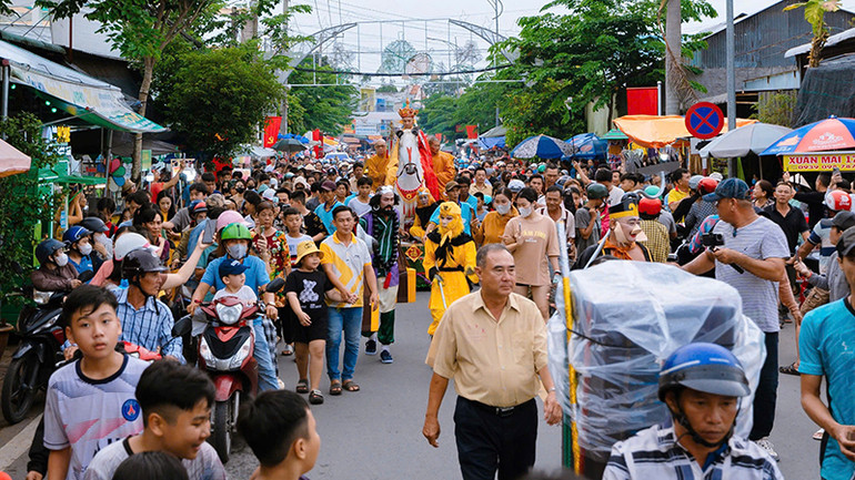 Đông đảo người dân, du khách đến với lễ Vu lan Thắng hội tại huyện Cầu Kè.