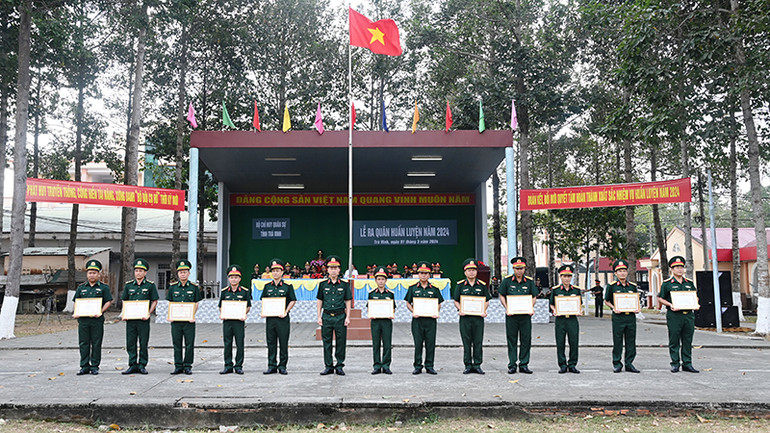 Đại diện các tập thể nhận danh hiệu "Đơn vị vững mạnh toàn diện mẫu mực, tiêu biểu".