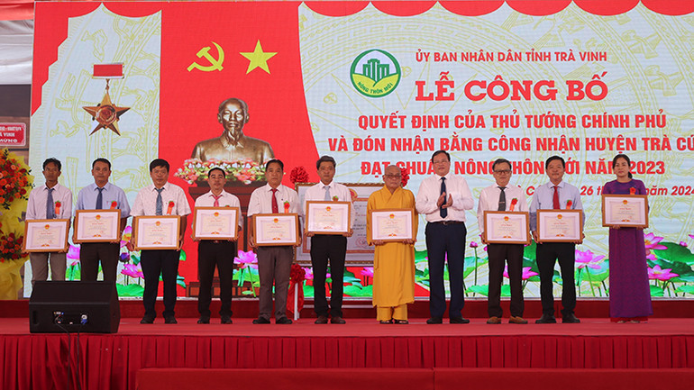 Đại diện các tập thể có thành tích xuất sắc trong xây dựng nông thôn mới huyện Trà Cú nhận bằng khen của Ủy ban nhân dân tỉnh.
