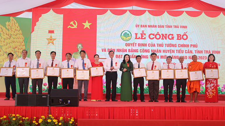 Đại diện các tập thể có nhiều đóng góp trong xây dựng nông thôn mới nâng cao của huyện Tiểu Cần nhận Bằng khen của Ủy ban nhân dân tỉnh Trà Vinh.