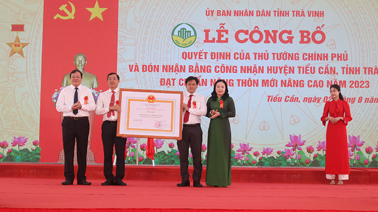 Đại diện lãnh đạo Huyện ủy, Ủy ban nhân dân huyện Tiểu Cần nhận quyết định công nhận huyện nông thôn mới của Thủ tướng Chính phủ. Đại diện lãnh đạo Huyện ủy, Ủy ban nhân dân huyện Tiểu Cần nhận quyết định công nhận huyện nông thôn mới của Thủ tướng Chính phủ.