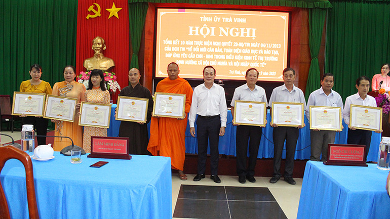 Các cá nhân có thành tích xuất sắc trong công tác giáo dục và đào tạo nhận Bằng khen của Ủy ban nhân dân tỉnh Trà Vinh.