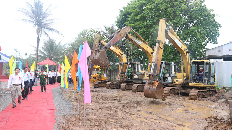 Phương tiện cơ giới thi công các hạng mục công trình dự án hạ tầng hồ chứa nước ngọt Láng Thé, tỉnh Trà Vinh.