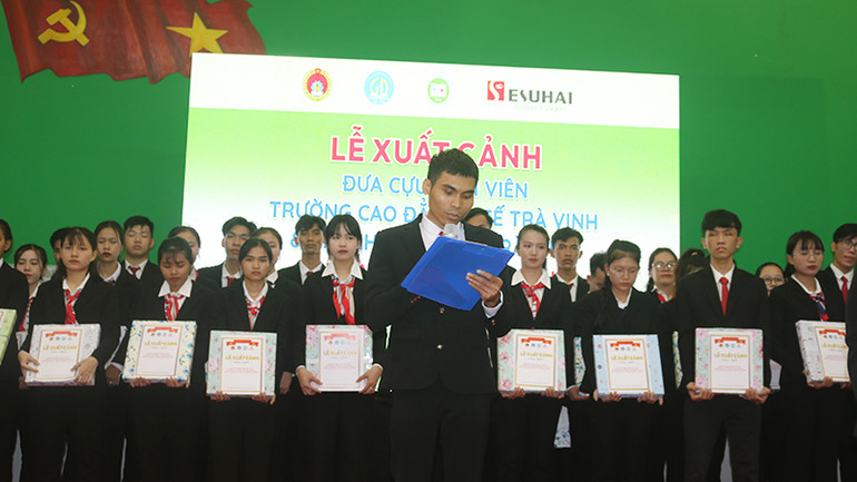 Em Thạch Thương, huyện Cầu Ngang, tỉnh Trà Vinh phát biểu tại buổi lễ xuất cảnh.