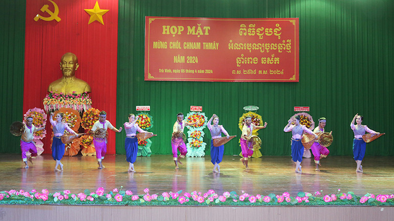 Tiết mục văn nghệ chào mừng buổi họp mặt Chôl Chnăm Thmây 2024.