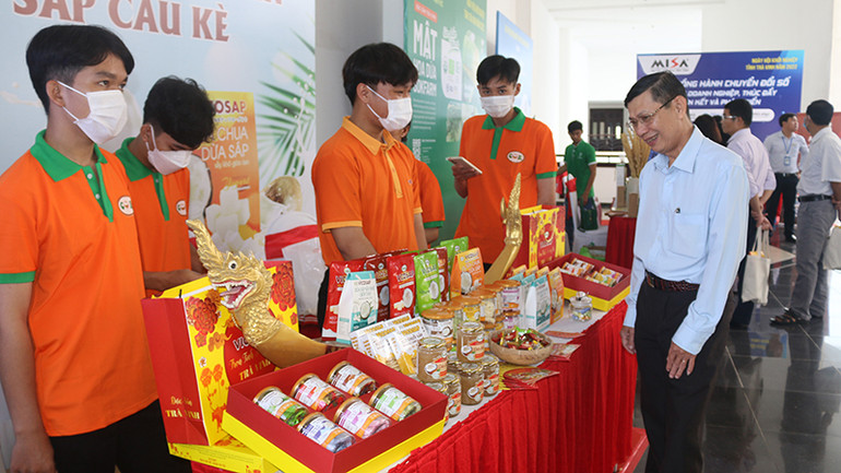 Quầy trưng bày sản phẩm của Công ty TNHH Chế biến dừa sáp Cầu Kè.