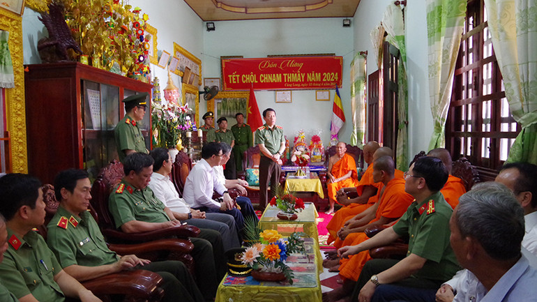 Thứ trưởng Công an Lương Tam Quang thăm, chúc Tết chùa Khmer xã Bình Phú, huyện Càng Long. Thứ trưởng Công an Lương Tam Quang thăm, chúc Tết chùa Khmer xã Bình Phú, huyện Càng Long.