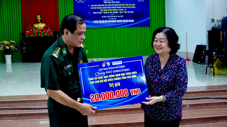 Trao bảng tượng trưng 20 suất học bổng dành cho con cán bộ, chiến sĩ Bộ đội Biên phòng tỉnh Trà Vinh.