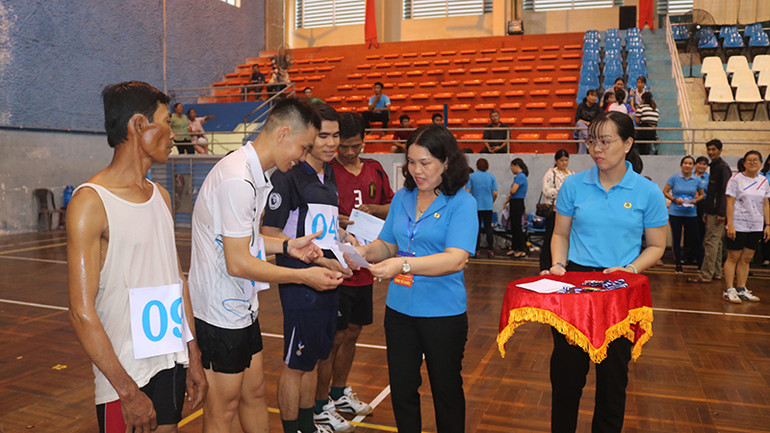 Chủ tịch Liên đoàn Lao động tỉnh Trà Vinh Trần Thị Kim Chung trao thưởng cho các vận động viên đoạt giải môn thi chạy việt dã.