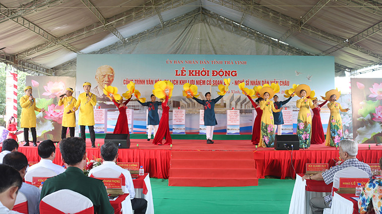 Tiết mục văn nghệ tại buổi lễ khởi động công trình khu lưu niệm cố soạn giả, Nghệ sĩ Nhân dân Viễn Châu.