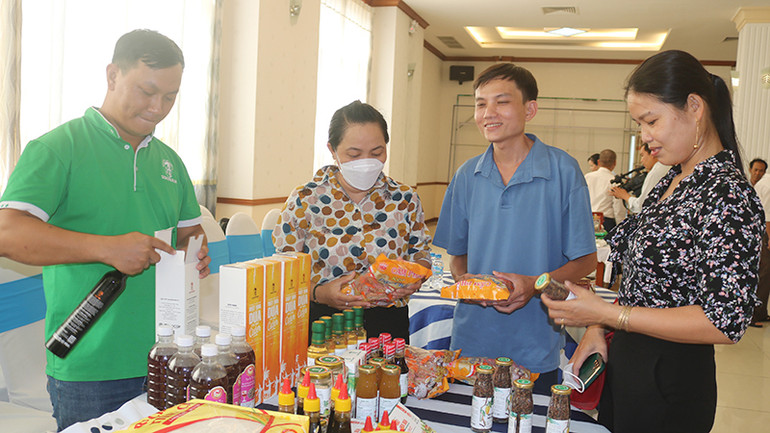 Nhân viên Công ty TNHH Trà Vinh Fram giới thiệu các sản phẩm mật hoa dừa, đường hoa dừa.