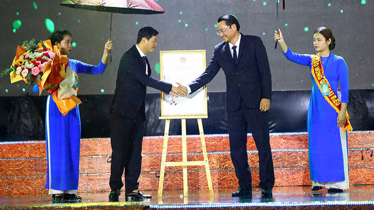 Lãnh đạo Ủy ban nhân dân tỉnh đón nhận chứng nhận chỉ dẫn địa lý dừa sáp Trà Vinh.