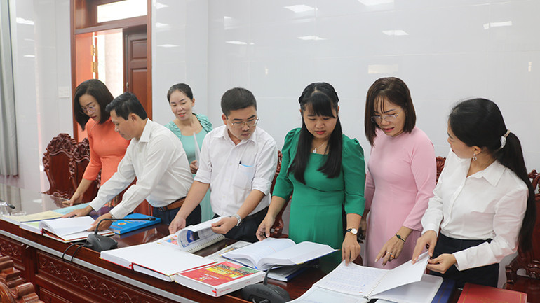 Các đại biểu tìm hiểu nội dung, hình thức các bài viết cuộc thi "Khát vọng Trà Vinh".