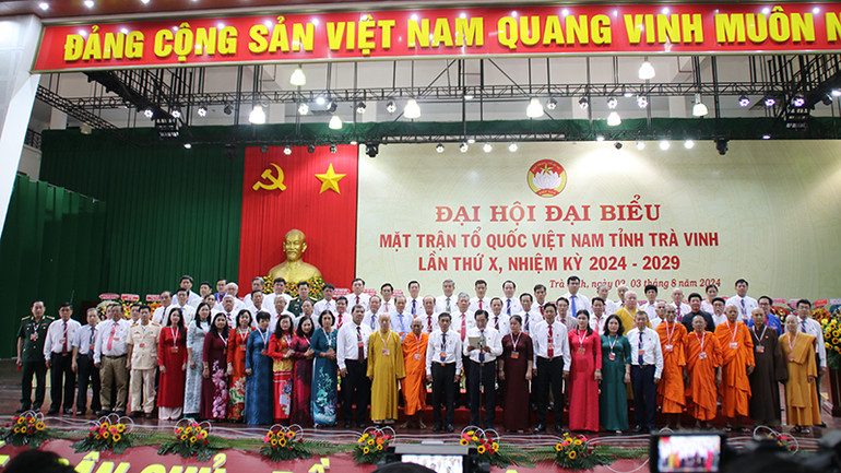 Ủy viên Ủy ban Mặt trận Tổ quốc Việt Nam tỉnh khóa mới ra mắt tại Đại hội.