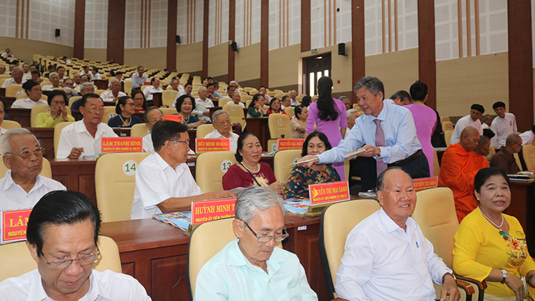 Đại biểu về dự buổi họp mặt.