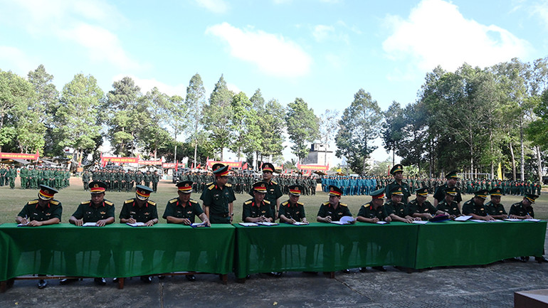 Đại diện các cơ quan, đơn vị ký kết thi đua đột kích với chủ đề “Thần tốc-Quyết thắng”.