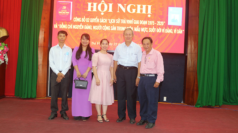 Các thành viên biên soạn sách chụp ảnh lưu niệm tại Hội nghị.