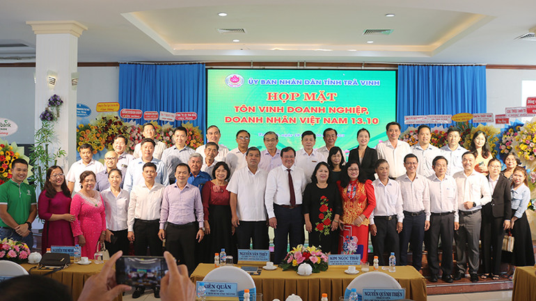 Đại biểu về dự buổi họp mặt chụp ảnh lưu niệm cùng lãnh đạo Tỉnh ủy, Ủy ban nhân dân tỉnh Trà Vinh. Đại biểu về dự buổi họp mặt chụp ảnh lưu niệm cùng lãnh đạo Tỉnh ủy, Ủy ban nhân dân tỉnh Trà Vinh.