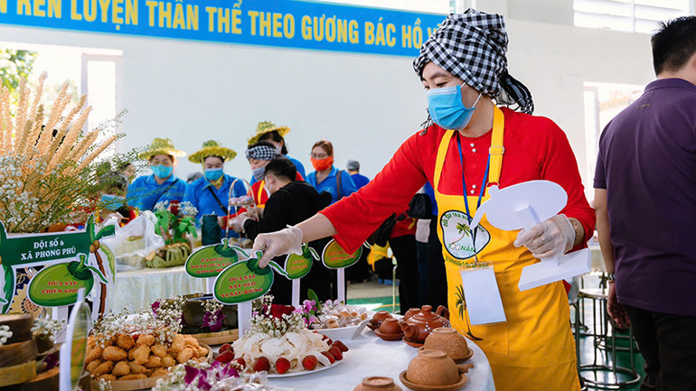 Thí sinh tham dự hội thi trình bày món ăn được chế biến từ dừa sáp.