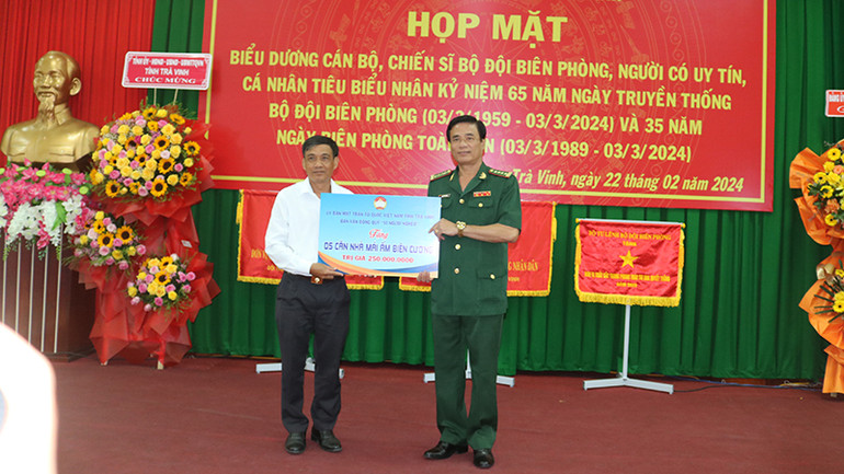 Lãnh đạo Ủy ban Mặt trận Tổ quốc Việt Nam trao tượng trưng 5 căn nhà "Mái ấm biên cương".