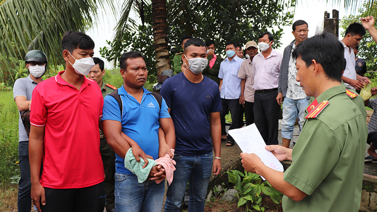 Cơ quan Công an tỉnh Sóc Trăng thi hành lệnh bắt tạm giam đối tượng Danh Minh Quang.