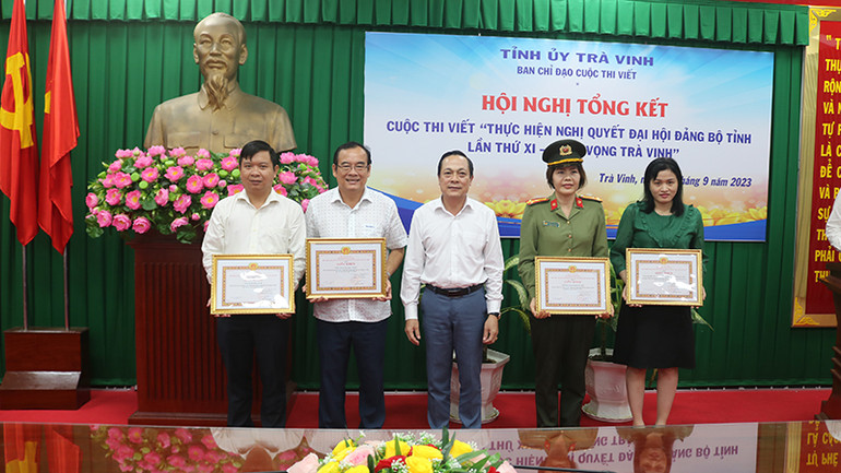 Đại diện các tập thể đạt giải cuộc thi viết "Khát vọng Trà Vinh" được biểu dương, khen thưởng.