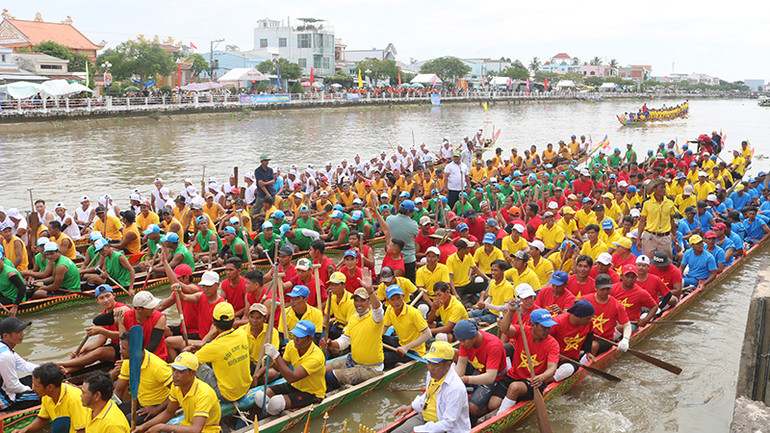Lễ hội đua ghe ngo của đồng bào Khmer diễn ra tại sông Long Bình, thành phố Trà Vinh.