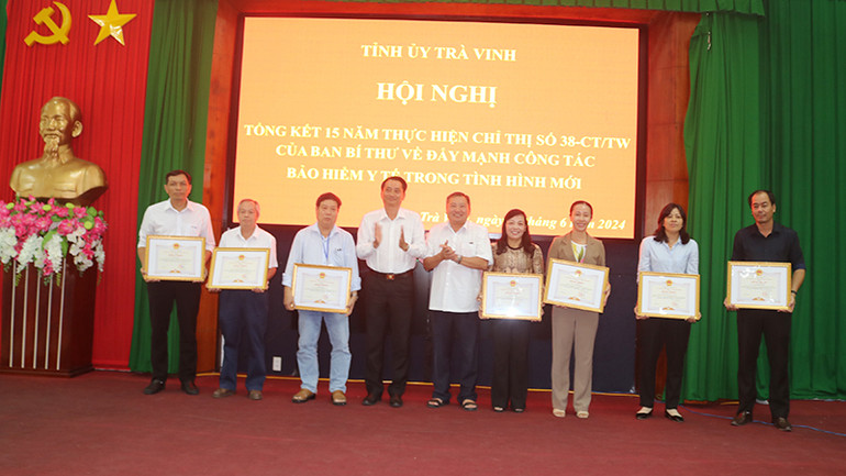 Các cá nhân có thành tích xuất sắc trong công tác bảo hiểm y tế nhận Bằng khen của Ủy ban nhân dân tỉnh. Các cá nhân có thành tích xuất sắc trong công tác bảo hiểm y tế nhận Bằng khen của Ủy ban nhân dân tỉnh.