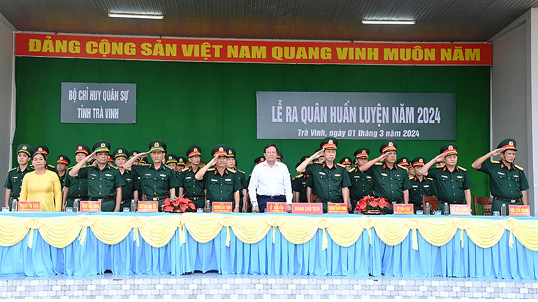 Đoàn Chủ tịch duyệt đội ngũ trong buổi lễ ra quân huấn luyện chiến đấu.