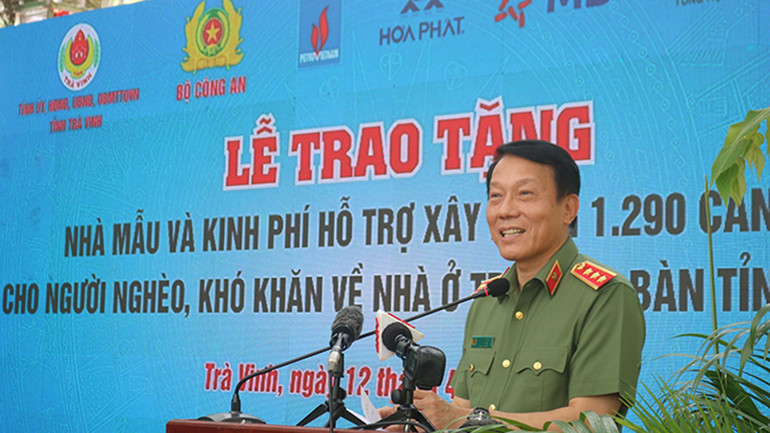 Thứ trưởng Công an Lương Tam Quang phát động khởi công 1.288 căn nhà ở tại buổi lễ. Thứ trưởng Công an Lương Tam Quang phát động khởi công 1.288 căn nhà ở tại buổi lễ.