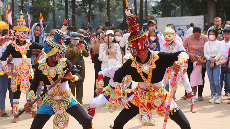 Đồng bào Khmer thích thú với tiết mục múa chằn tại khu danh thắng ao Bà Om, phường 8, thành phố Trà Vinh, tỉnh Trà Vinh.
