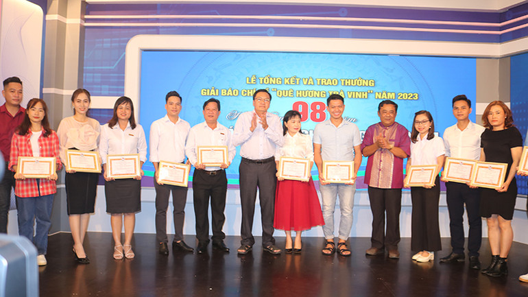 Các tác giả có tác phẩm được xét duyệt, nghiệm thu giải báo chí chất lượng cao năm 2022 nhận quyết định của Hội Nhà báo tỉnh Trà Vinh.