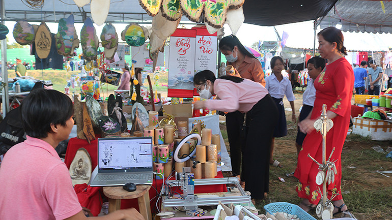 Người dân xã Long Hữu, thị xã Duyên Hải tham quan các gian hàng trưng bày hàng Việt Nam. Người dân xã Long Hữu, thị xã Duyên Hải tham quan các gian hàng trưng bày hàng Việt Nam.