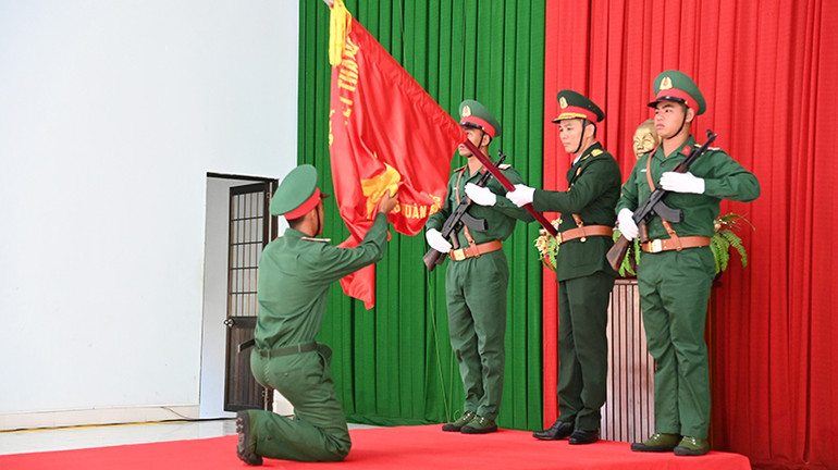 Chiến sĩ mới tuyên thệ dưới Quân kỳ.