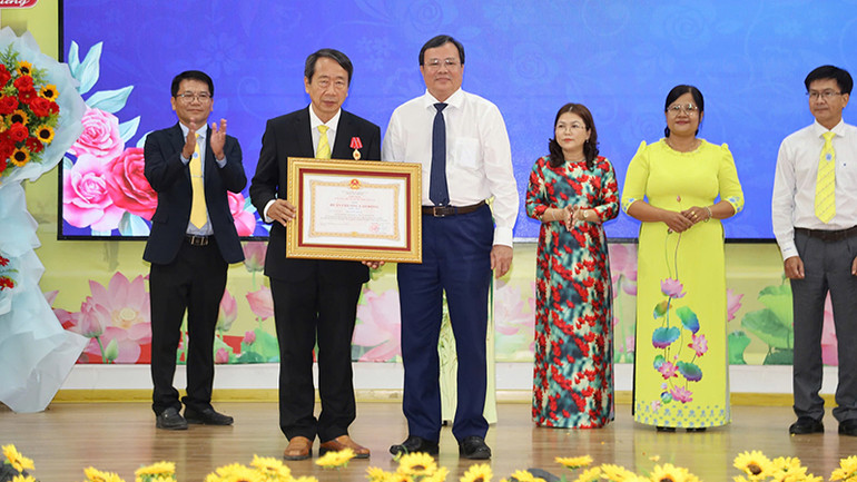 Giáo sư, Tiến sĩ Phạm Tiết Khánh, Chủ tịch Hội đồng Trường đại học Trà Vinh, đón nhận Huân chương Lao động hạng Nhất.