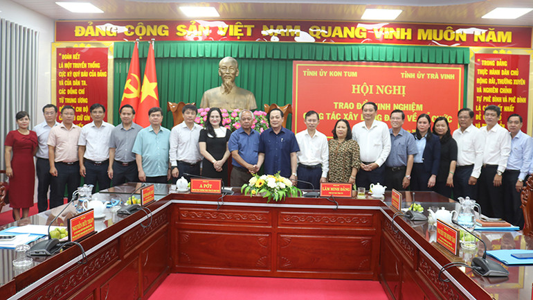 Đoàn công tác của Tỉnh ủy Kon Tum chụp ảnh lưu niệm cùng lãnh đạo Tỉnh ủy Trà Vinh.