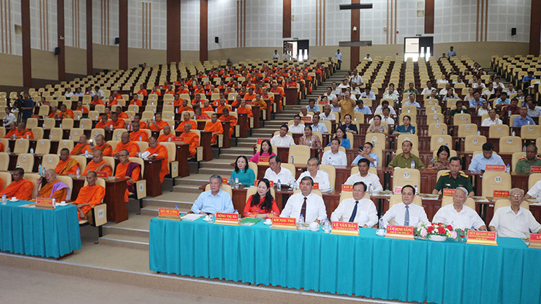 Đại biểu về dự buổi họp mặt.