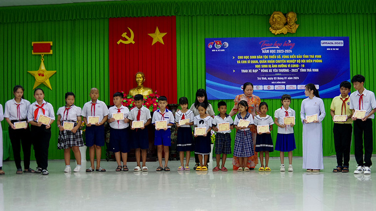 Học sinh dân tộc thiểu số có gia cảnh khó khăn nhận học bổng.