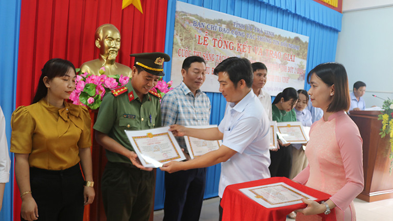 Thí sinh Phạm Văn Hơn, Công an tỉnh Trà Vinh có 2 tác phẩm được đăng trên Website và kênh Youtube ảnh đẹp Trà Vinh nhận giấy khen.