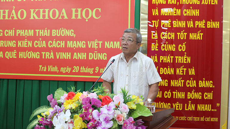 Nhà giáo ưu tú, Tiến sĩ Lâm Ngọc Rạng, Trường Chính trị tỉnh Trà Vinh trình bày tham luận.