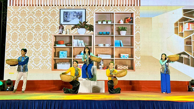 Phần thi biểu diễn nghệ thuật của một gia đình tiêu biểu tỉnh Bến Tre.