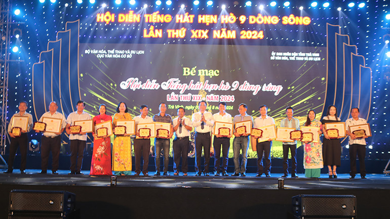 Đại diện các đoàn nghệ thuật nhận Bằng khen của Ủy ban nhân dân tỉnh Trà Vinh.