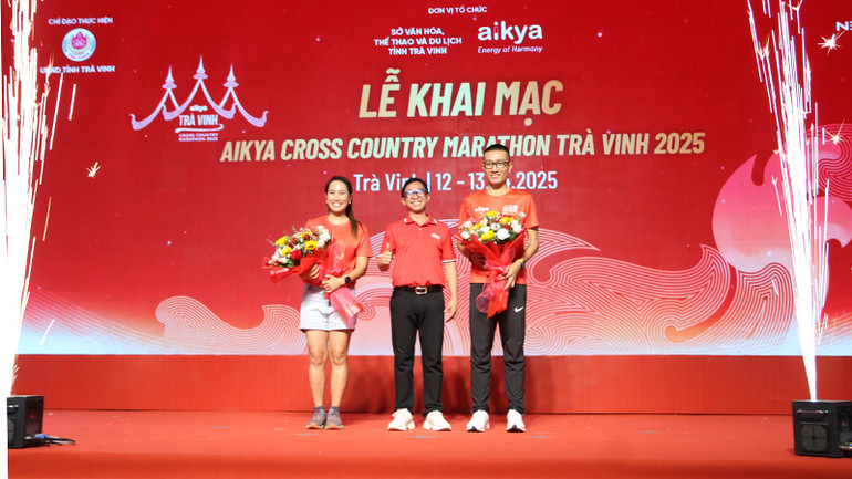 Thanh Vũ, Minh Đức - hai đại sứ giải Aikya Cross Country Marathon Trà Vinh 2025, nhận hoa từ Ban Tổ chức giải. Thanh Vũ, Minh Đức - hai đại sứ giải Aikya Cross Country Marathon Trà Vinh 2025, nhận hoa từ Ban Tổ chức giải.