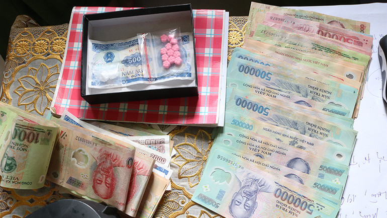 Lực lượng công an tỉnh Trà Vinh đã tiến hành khám xét, thu giữ nhiều tang vật, tài liệu tại nhà đối tượng Huỳnh Xuân Hương.