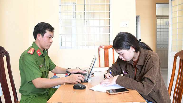 Công an thành phố Trà Vinh lấy lời khai đối tượng Huỳnh Thúy Nhi.