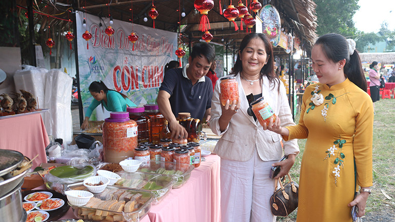 Gian hàng trưng bày sản phẩm OCOP của huyện Châu Thành, tỉnh Trà Vinh.