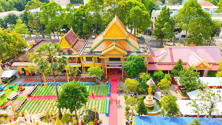 Ngôi chùa là nơi diễn ra các tín ngưỡng tôn giáo, sinh hoạt văn hóa, nghệ thuật của đồng bào Khmer tỉnh Trà Vinh. Ngôi chùa là nơi diễn ra các tín ngưỡng tôn giáo, sinh hoạt văn hóa, nghệ thuật của đồng bào Khmer tỉnh Trà Vinh.