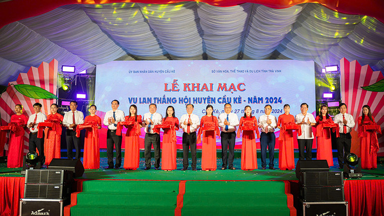 Nghi thức khai mạc lễ Vu lan Thắng hội tại huyện Cầu Kè.