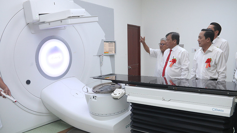 Thiết bị y tế hiện đại được trang bị tại khu xạ trị ung thư, Khoa Ung bướu, Bệnh viện đa khoa tỉnh Trà Vinh.